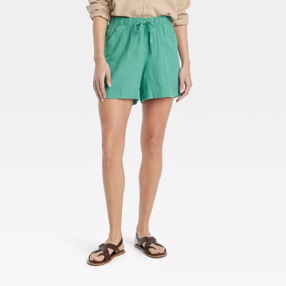 Universal Thread Women's Adaptive High-Rise Linen Easy Pull-On Shorts in Green